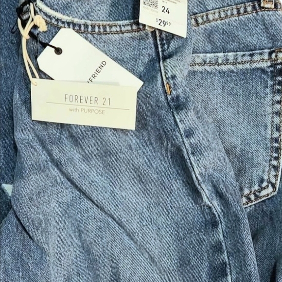 NWT Forever 21 Boyfriend Distressed Jeans with Classic Ankle Fit ~24 - Picture 3 of 3